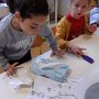 Assia : "Nélya coupe les pommes."