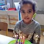 Arthur : "Jade fête son anniversaire, elle a eu 5 ans."